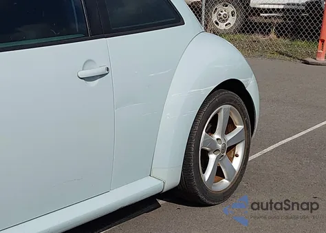 2010 Volkswagen New Beetle 2.5L Final Edition z USA, uszkodzony, nr VIN 3VWRG3AG9AM026723